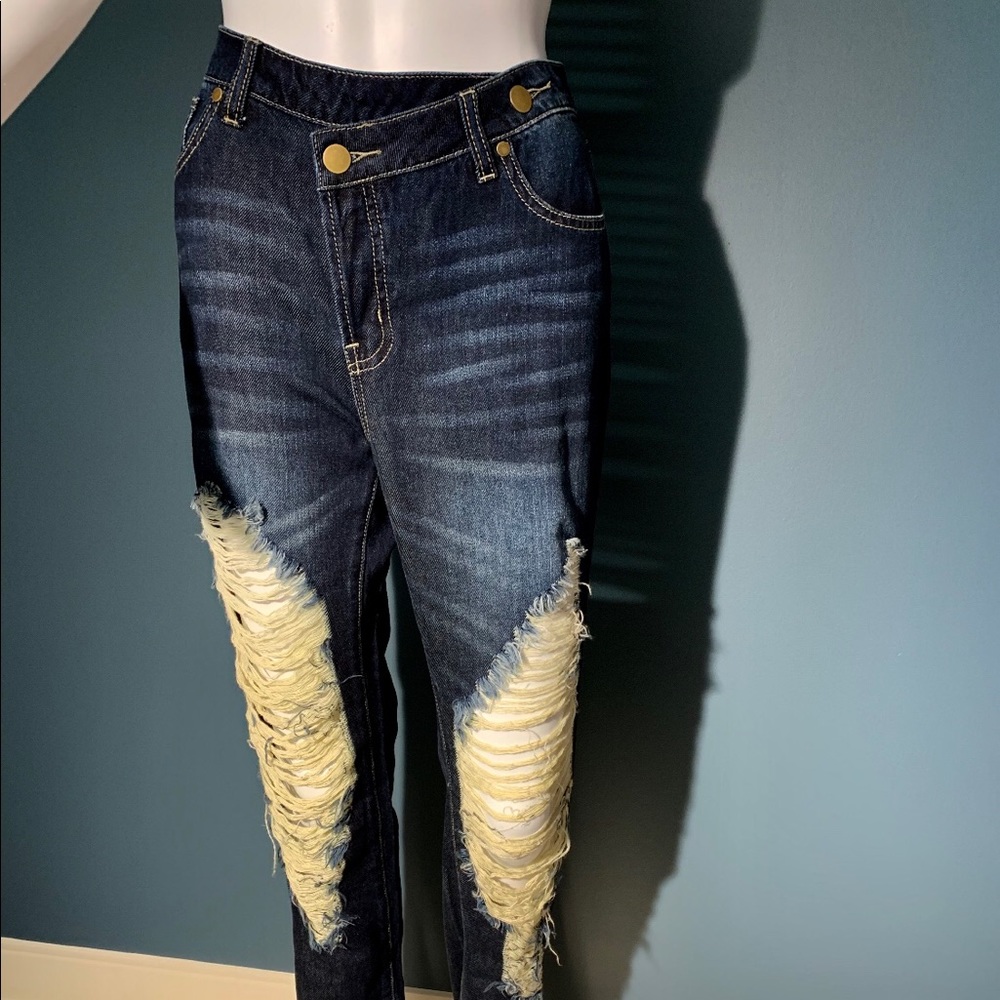 Heavy Distress on blue jeans 👖